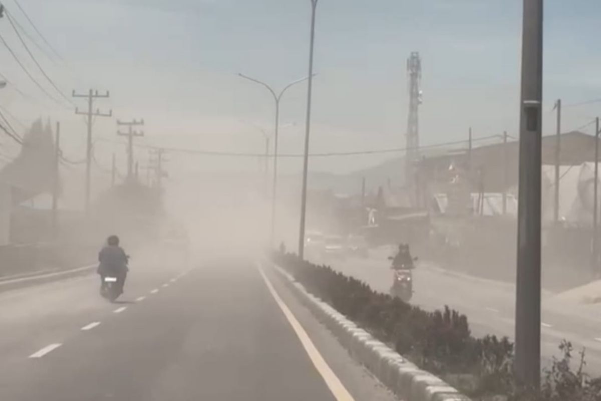 Abu Vulkanik Sinabung Selimuti Berastagi, Siswa Diminta Pakai Masker