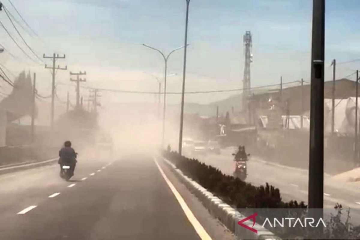 Abu vulkanik Gunung Sinabung selimuti Kota Berastagi