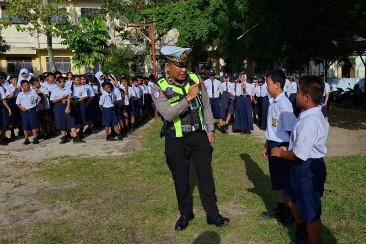 Satlantas Polres Simalungun Edukasi Pelajar Bahaya Duduk di Atas Angkot
