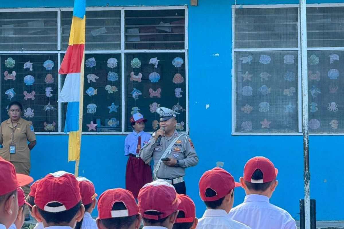 Polres Jayapura tanamkan disiplin anak SD berlalulintas sejak dini