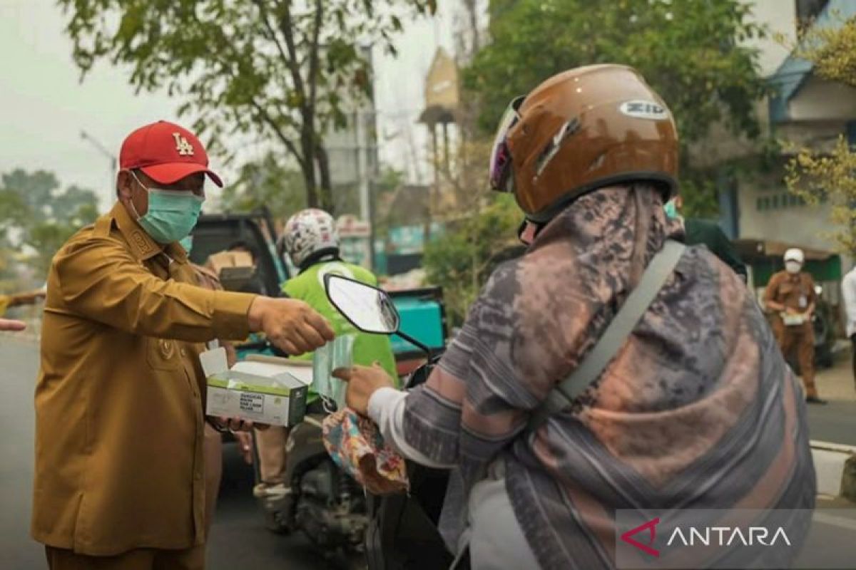 Bupati HST Turun ke Jalan Bagikan Masker untuk Warga Akibat Kabut Asap