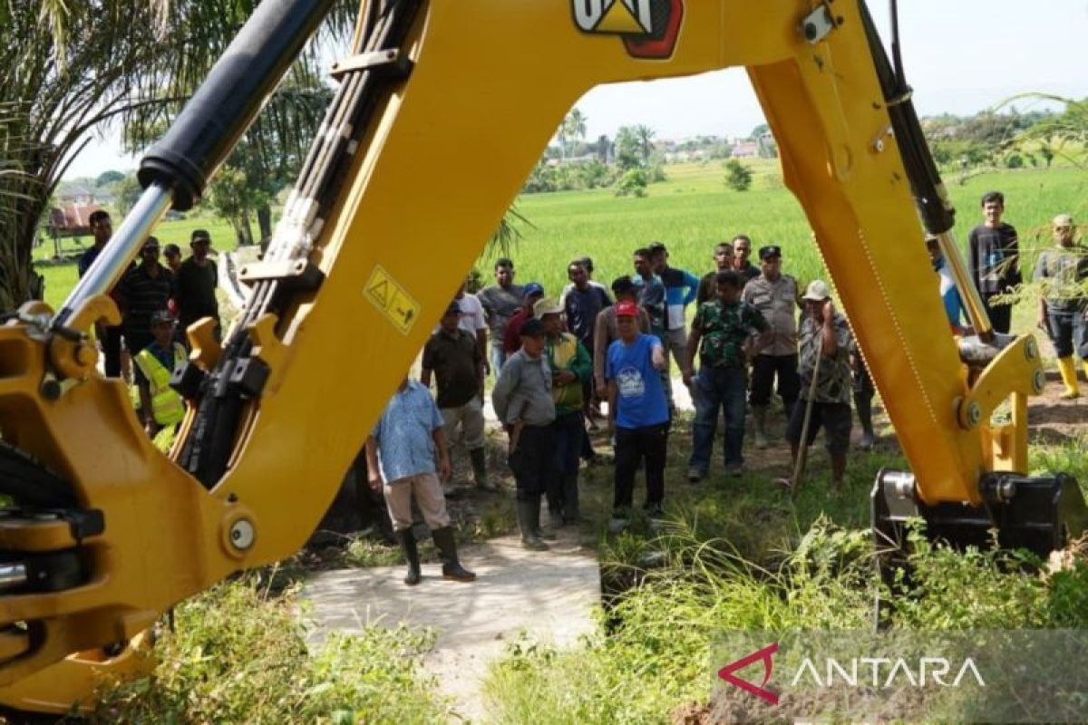 Wabup Paluta Basri Harahap Turun Gunung Gotong Royong Bersihkan Irigasi