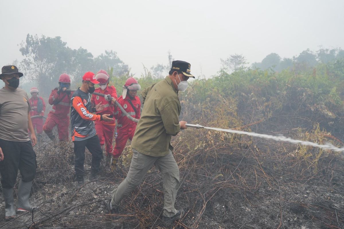 Bupati Sahalahuddin turun ke lokasi penanganan karhutla di Desa Trahean