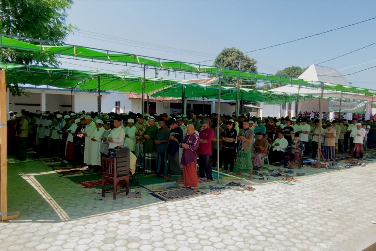 Penyintas gempa NTT tetap khidmat shalat Jumat walau di masjid darurat