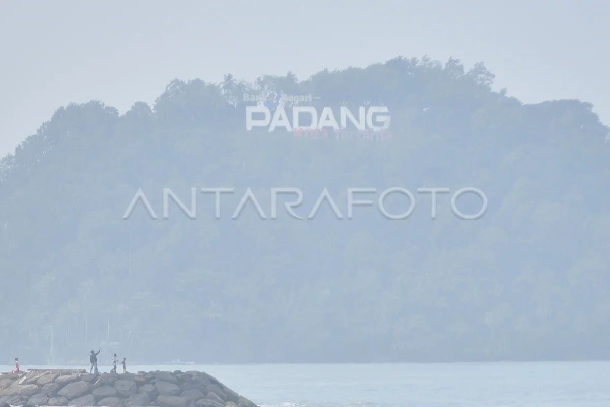 Kabut asap kiriman di Padang