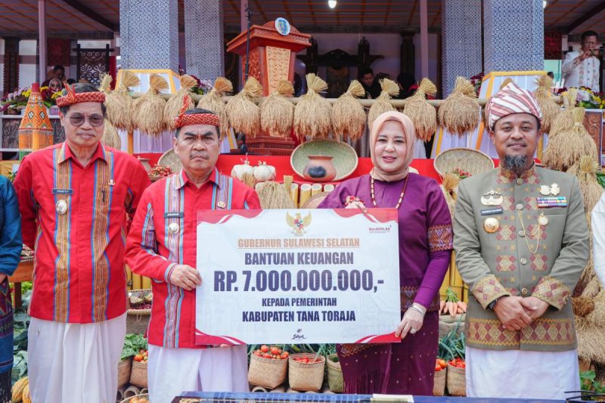 Gubernur Sulsel serahkan bantuan Rp7 miliar guna perkuat infrastruktur Tana Toraja