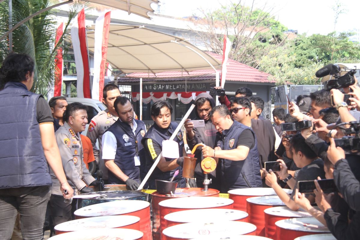 Produsen oli palsu di Jakbar jual produk seharga oli asli