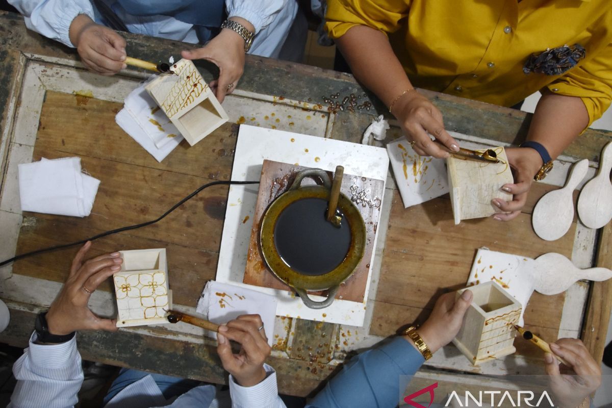 Pelatihan membatik tulis pada media kayu di Kota Bogor