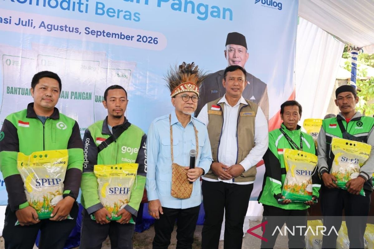 Menko dan Dirut Bulog tinjau penyaluran bantuan pangan di Sorong - ANTARA News Papua Tengah