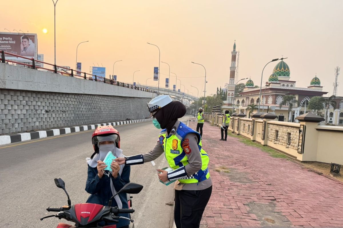 Polwan bagikan 1.000 masker untuk antisipasi dampak karhutla ke warga Palembang