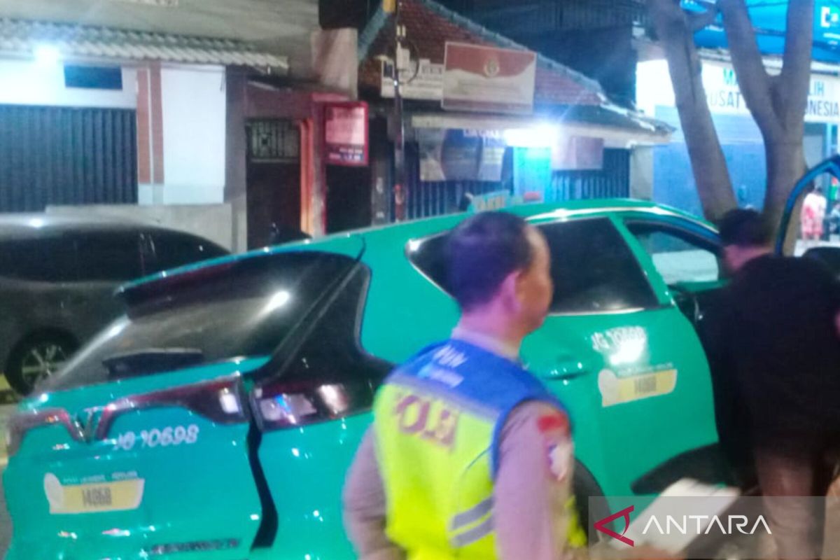 Taksi Listrik Hilang Kendali dan Tabrak Tiang di Kemayoran