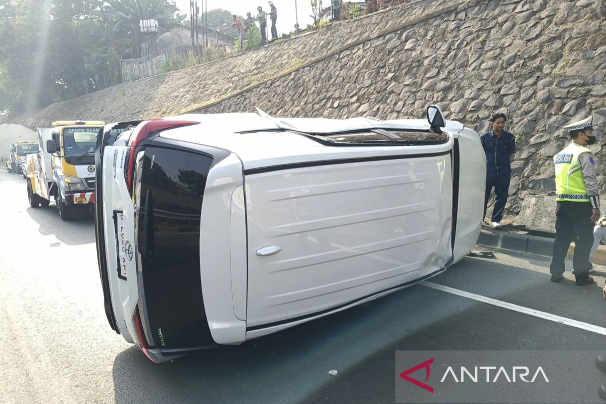 Dua mobil kecelakaan di Tol JORR Jatiwarna, dua orang alami luka