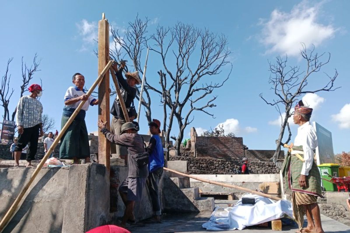Rumah Kampung Adat Sade Lombok Tengah mulai dibangun pasca-kebakaran