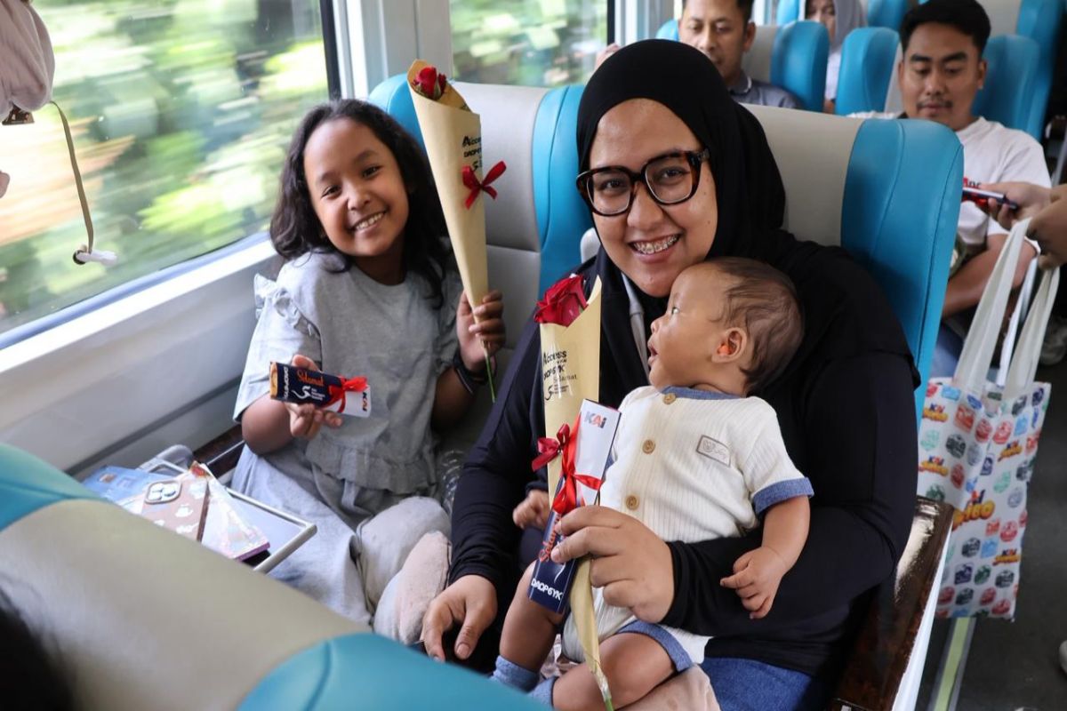 KAI Daop 6 bagikan cokelat-mawar sambut Hari Pelanggan Nasional 2026