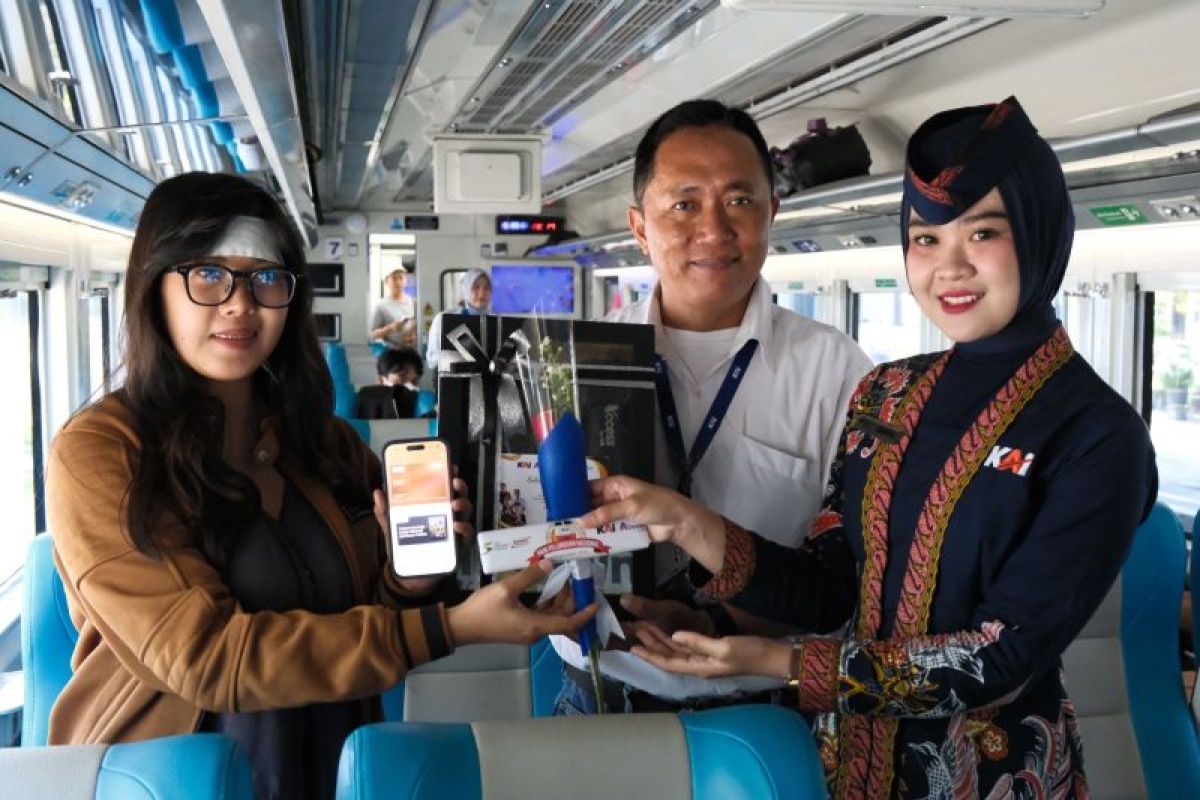 KAI bagikan "merchandise" di Stasiun Jember saat Harpelnas - ANTARA News Jawa Timur