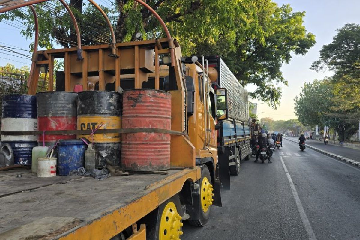 Ramai antrean di SPBU, Polda Sulsel bekuk 17 tersangka penimbunan BBM subsidi