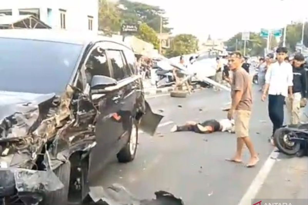 Pasutri dan anak tewas dalam kecelakaan beruntun di Kembangan Jakbar