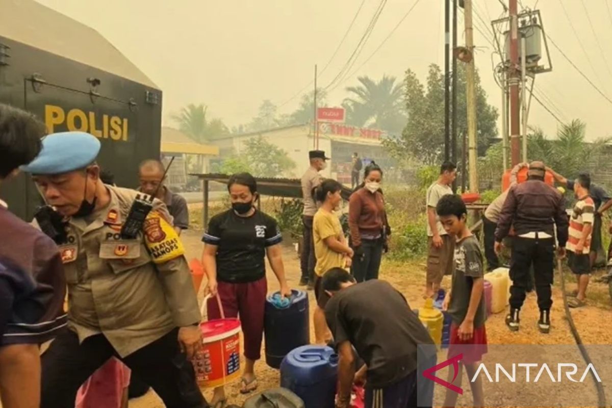 Polres Kubu Raya salurkan enam ton air ke Dusun Teluk Lais - ANTARA News Kalimantan Barat