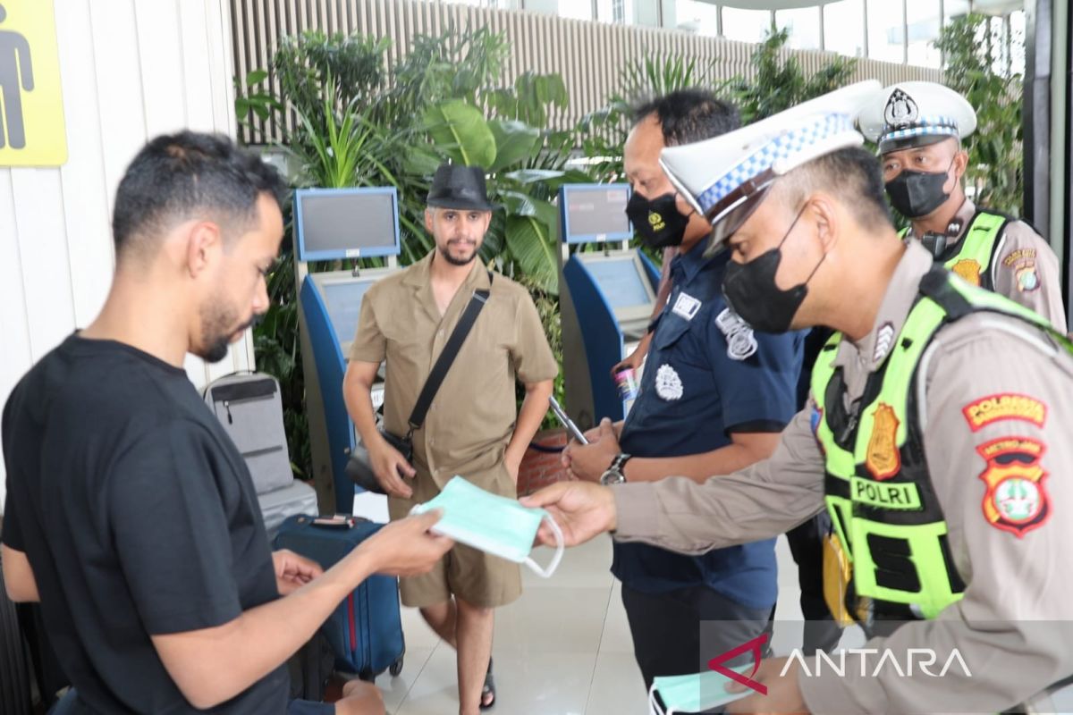 Polisi beri layanan kesehatan bagi penumpang di Bandara Soetta