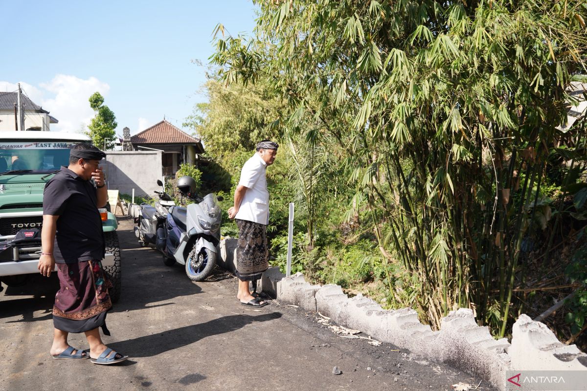 Bupati Gianyar Bali awasi proyek pengerjaan jalan kabupaten
