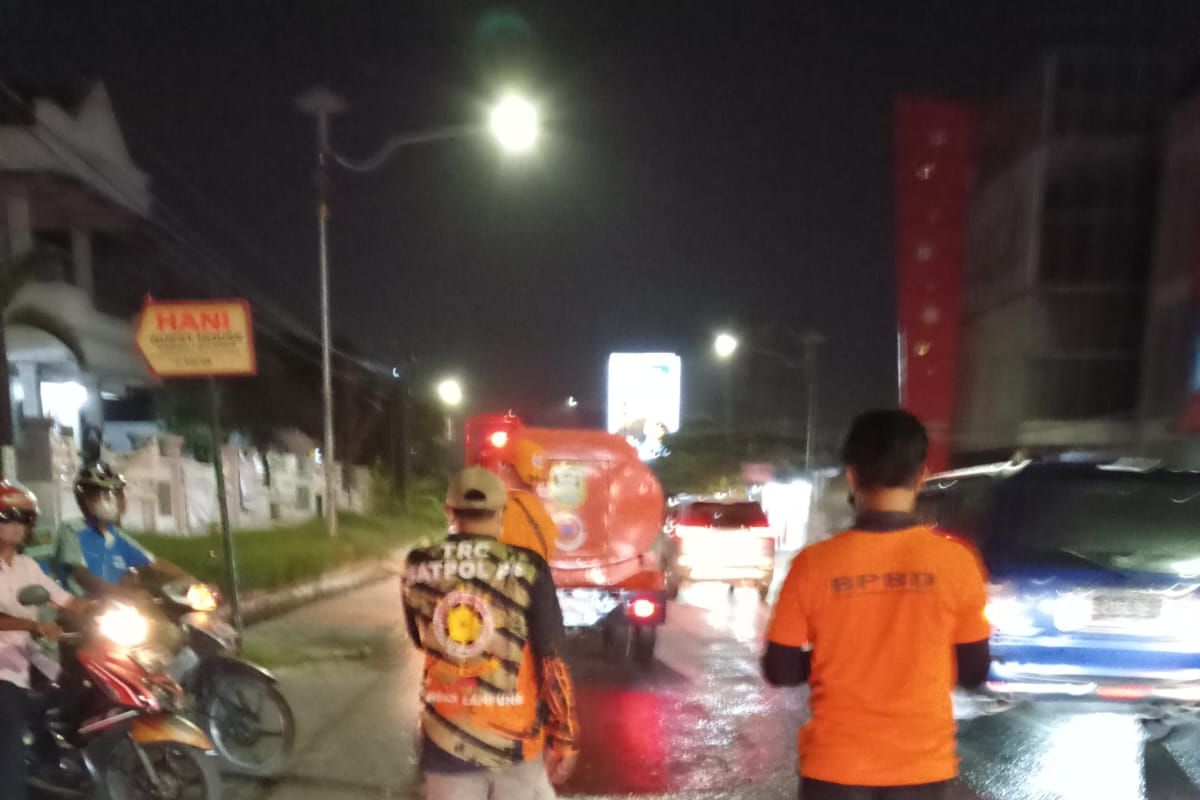 Bandar Lampung lakukan penyemprotan jalan terdampak abu vulkanik GAKĀ