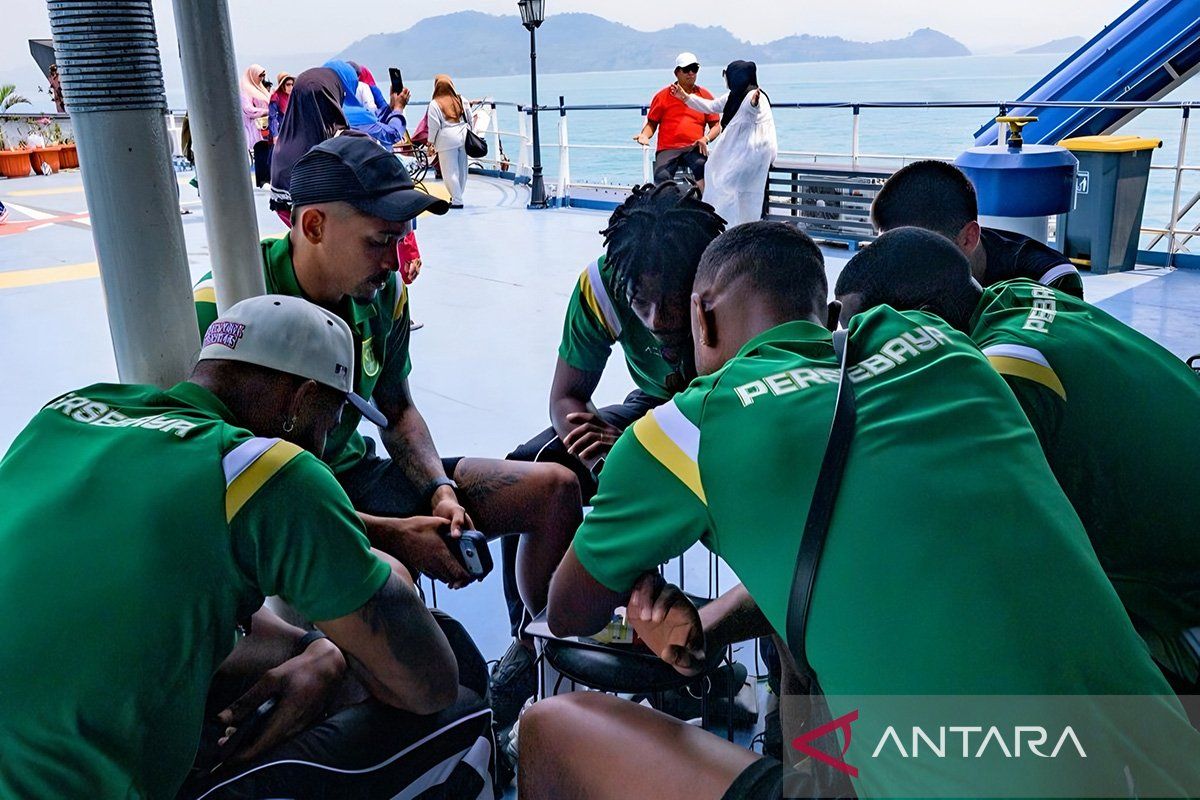 Persebaya tempuh perjalanan darat-laut imbas erupsi Anak Krakatau