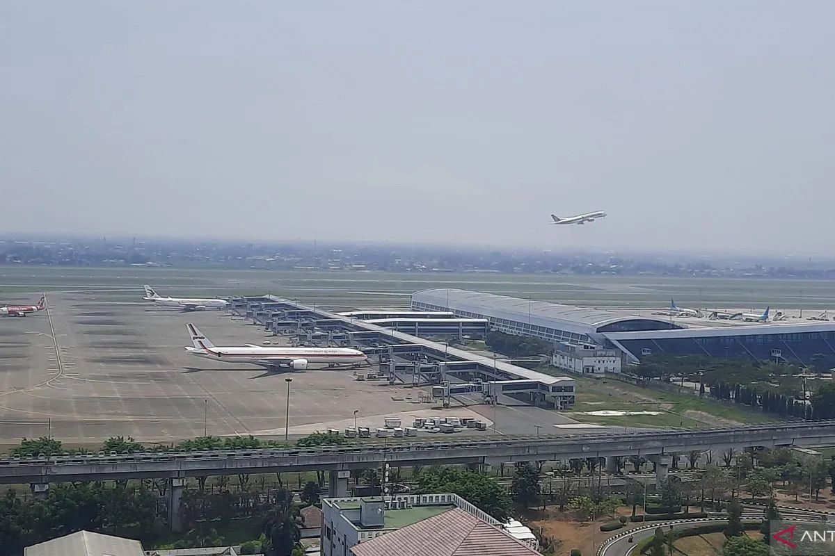 Government urges airlines to respect passenger rights amid eruption closure