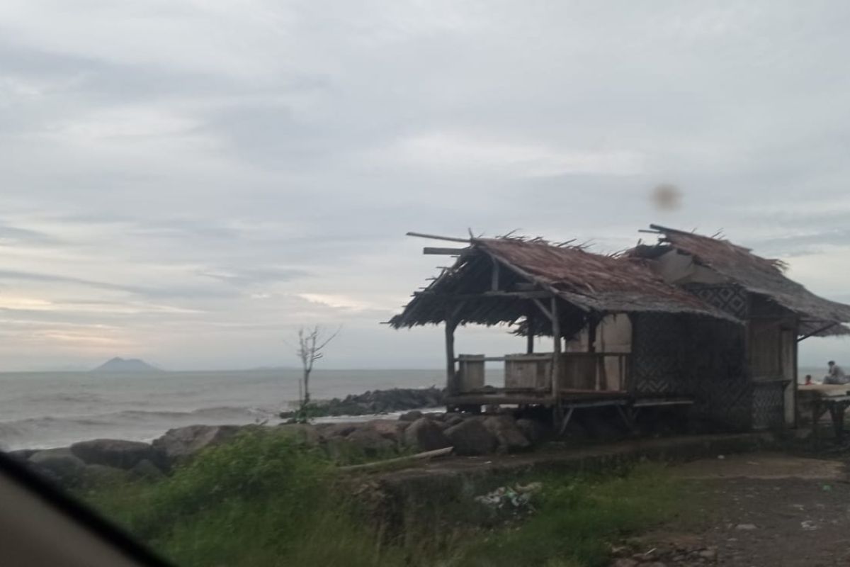 Abu tebal Anak Krakatau landa Pandeglang, Pemkab minta tetap waspada