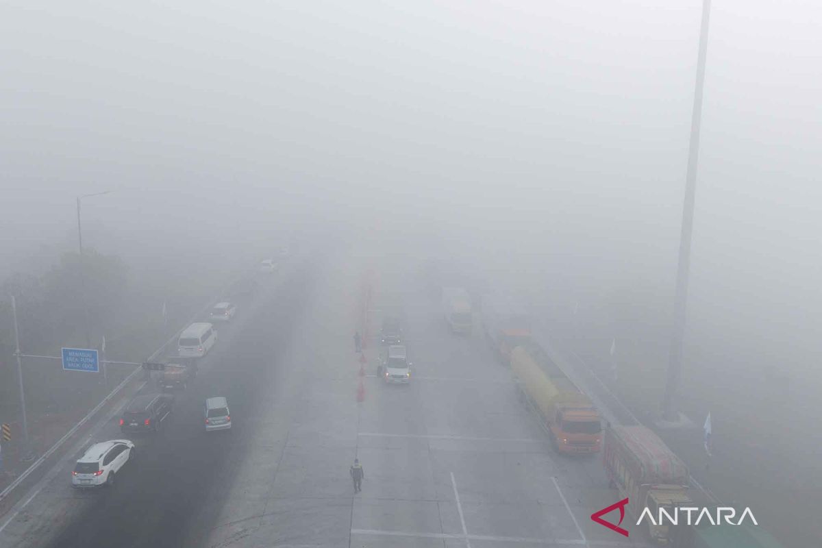Jarak pandang minim akibat kabut asap, jalan tol Palembang-Prabu ditutup