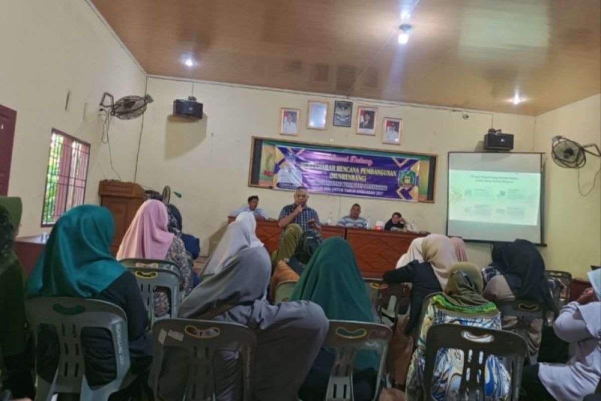 KKN Tematik UMSU ajak kaum ibu Desa Sicanggang bijak bermedia sosial