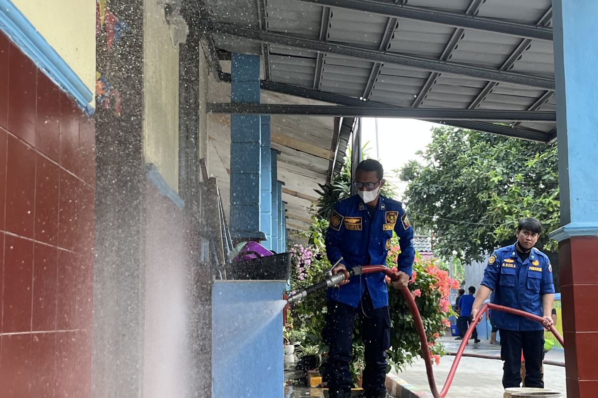 Damkarmat Lampung Selatan siram abu vulkanik di sejumlah fasilitas terdampak