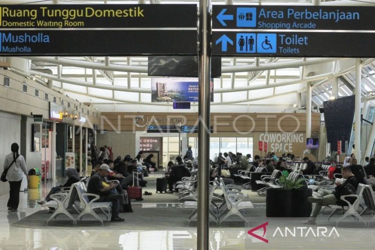 Sejumlah penumpang Kupang-Jakarta alih rute ke Surabaya akibat erupsi GAK