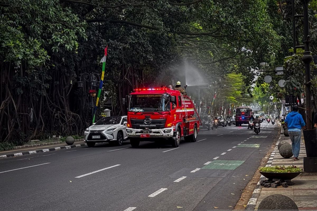 Pemkot Bandung semprot jalan protokol antisipasi sebaran abu vulkanik