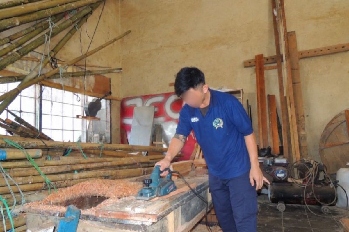 Lapas Tondano bekali warga binaan keterampilan membuat mebel