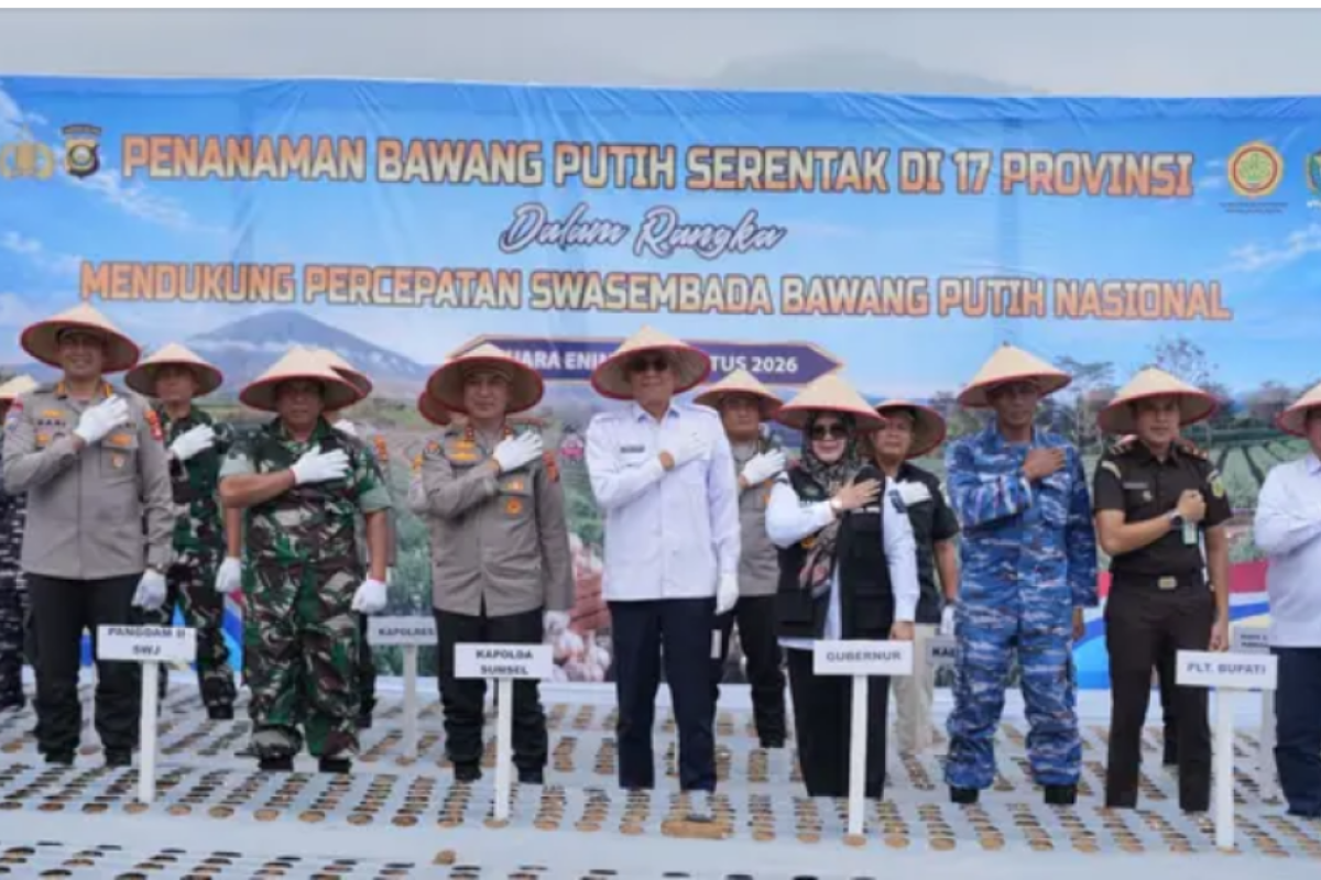 Pemkab Muara Enim dan Kapolda Sumsel tanam bawang putih serentak di Semende Darat Tengah