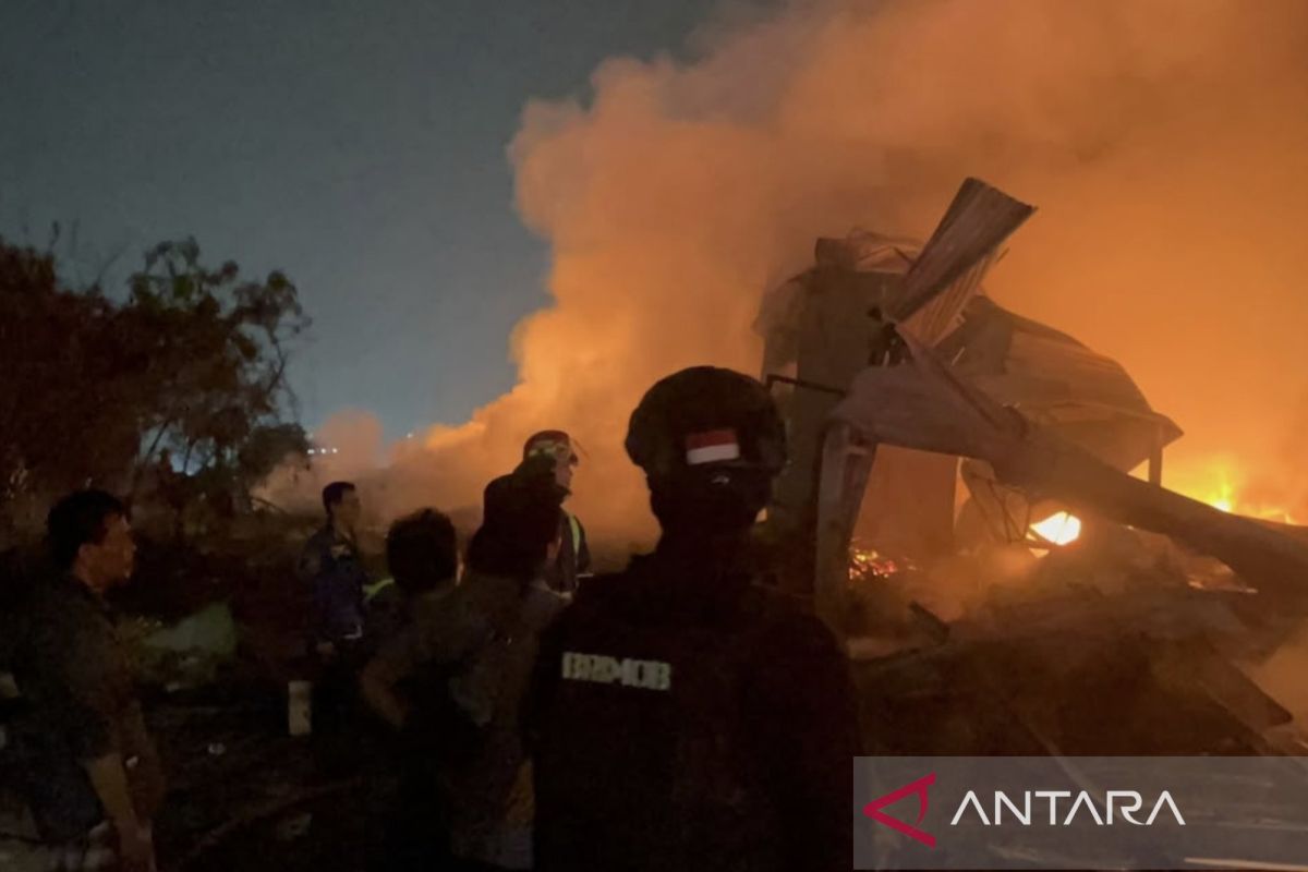 Brimob Polda Metro bantu amankan kebakaran lapak limbah di Bekasi