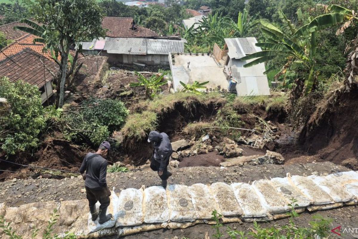 Pemkab siapkan relokasi dua rumah terdampak longsor Kutawaringin Bandung