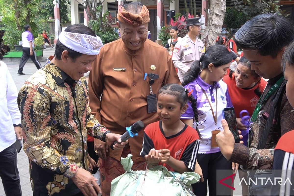 SD di Denpasar kenalkan produktifnya bank sampah ke Wamenko Pangan