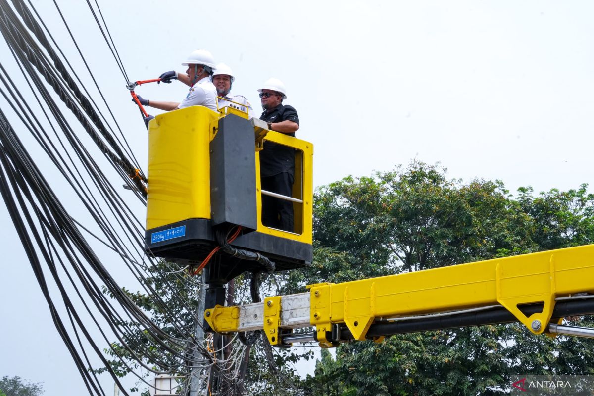 Pemkot Jaktim Rapikan Ratusan Meter Kabel Semrawut