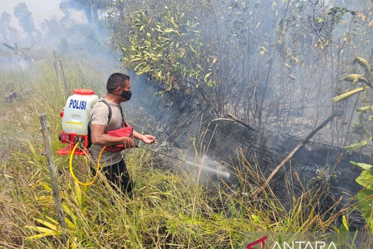 Perjuangan polisi di Natuna padamkan karhutla