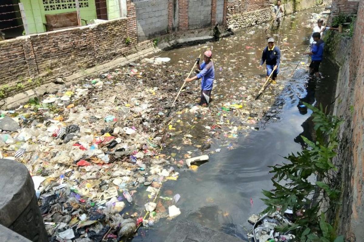 PUPR Mataram kerahkan ratusan petugas tangani sampah yang cemari sungai