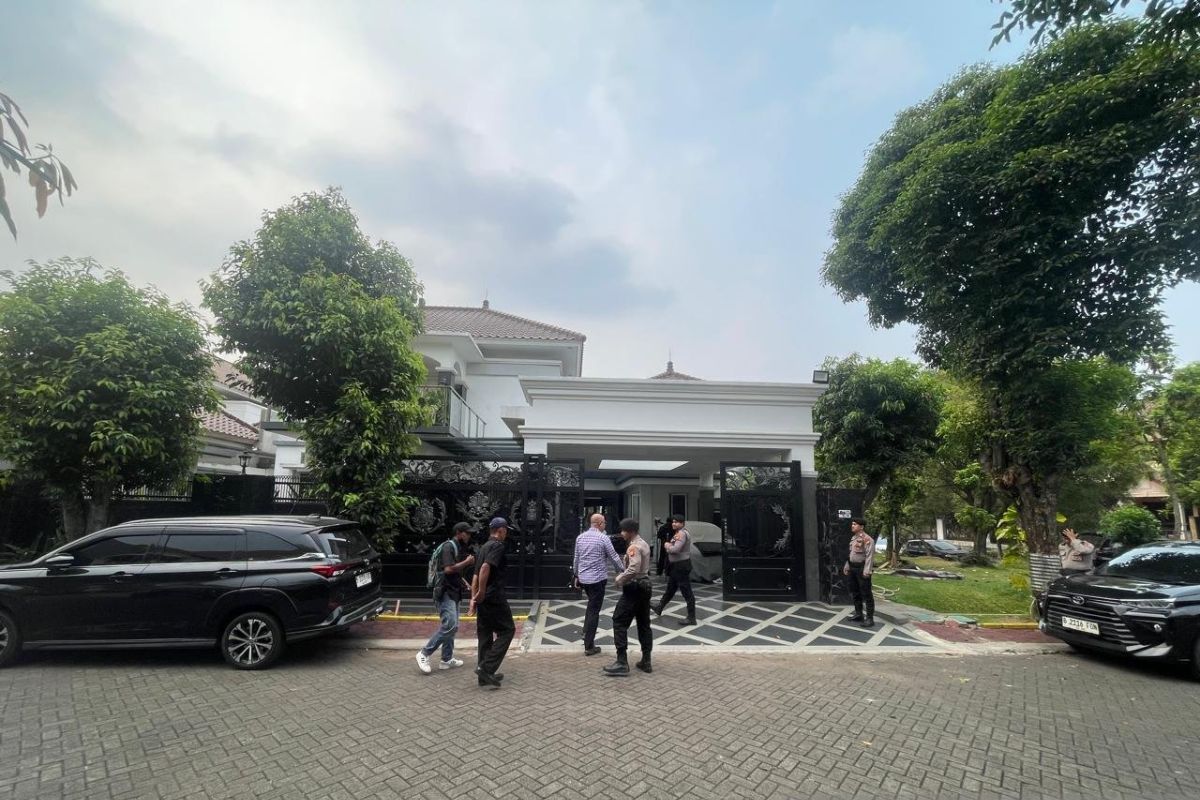 KPK geledah rumah anggota Polri terkait pengembangan kasus Ade Kunang