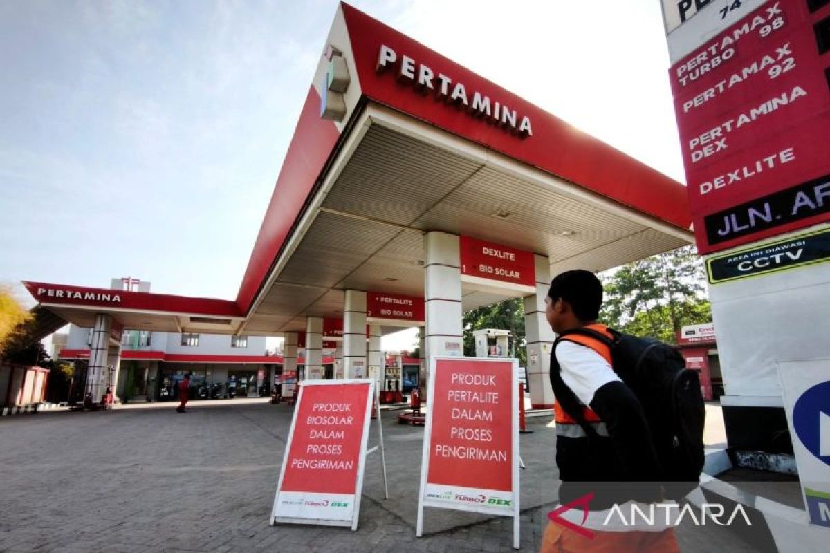 Subuh Warga di Makassar antre beli BBM di SPBU sejak subuh - ANTARA News Makassar