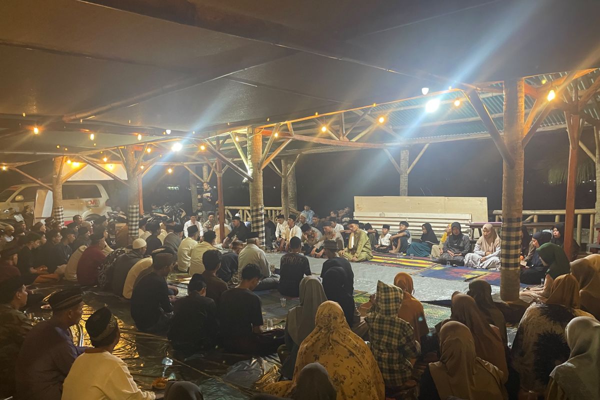 Warga Carita gelar doa bersama untuk jurnalis dan kru kapal