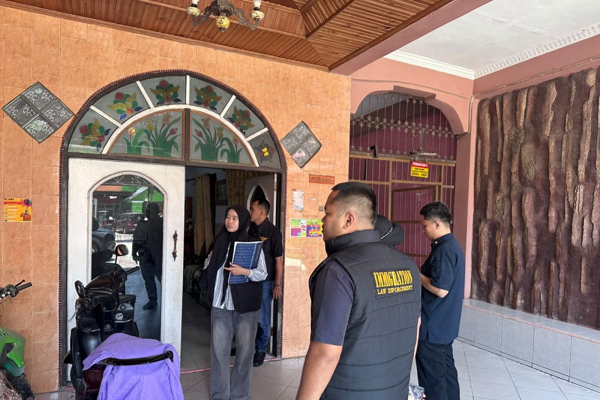 Imigrasi Parepare gelar operasi di Sidrap, ada WN Malaysia menikah dengan dua anak