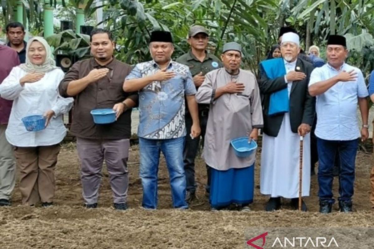 DPR Puji Langkah Ponpes Kembangkan Budidaya Bawang Merah