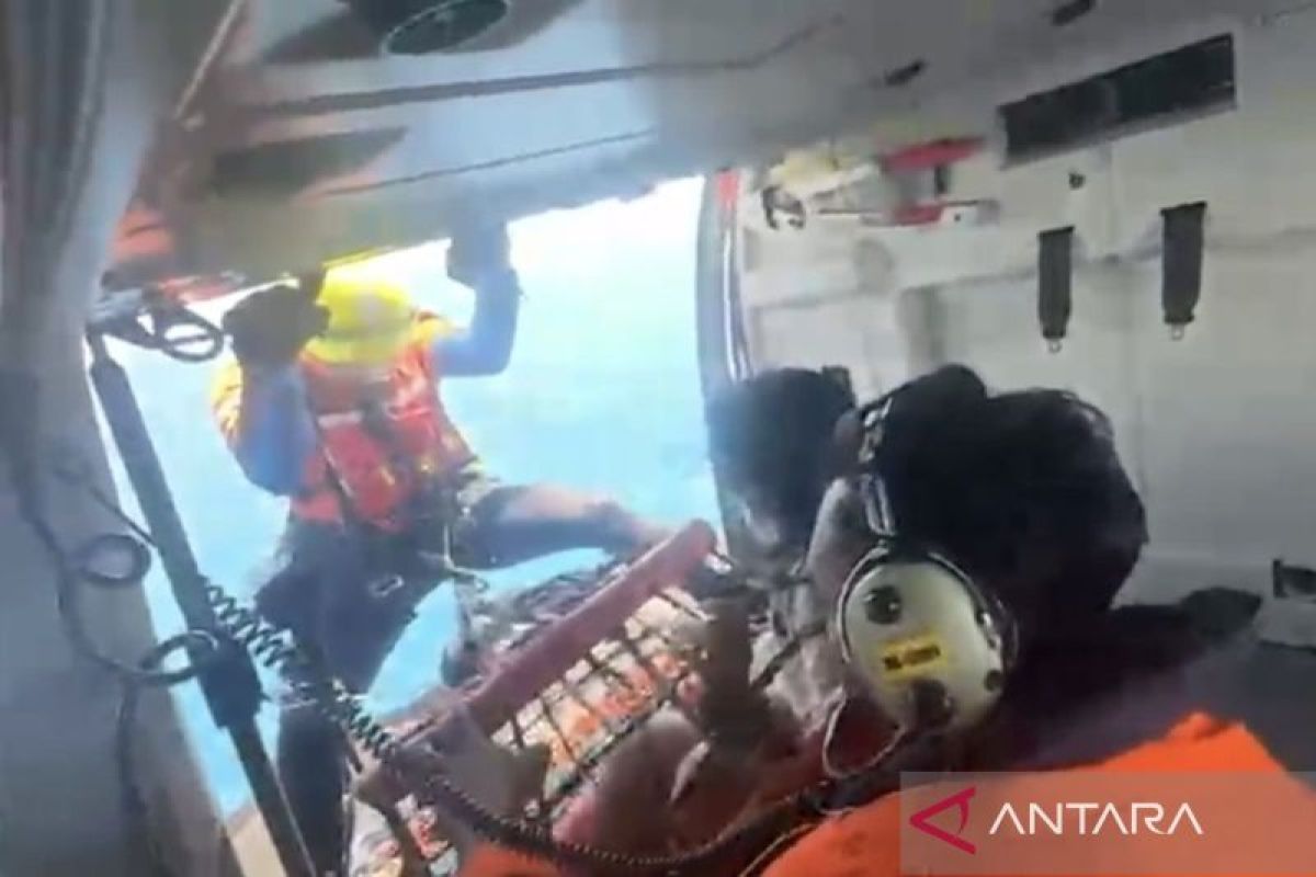Heli Basarnas evakuasi satu korban selamat kecelakaan KM Virgo di laut