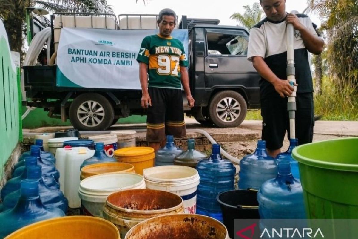 APHI Jambi bagikan air bersih untuk warga Rawa Pudak terdampak kemarau - ANTARA News Jambi