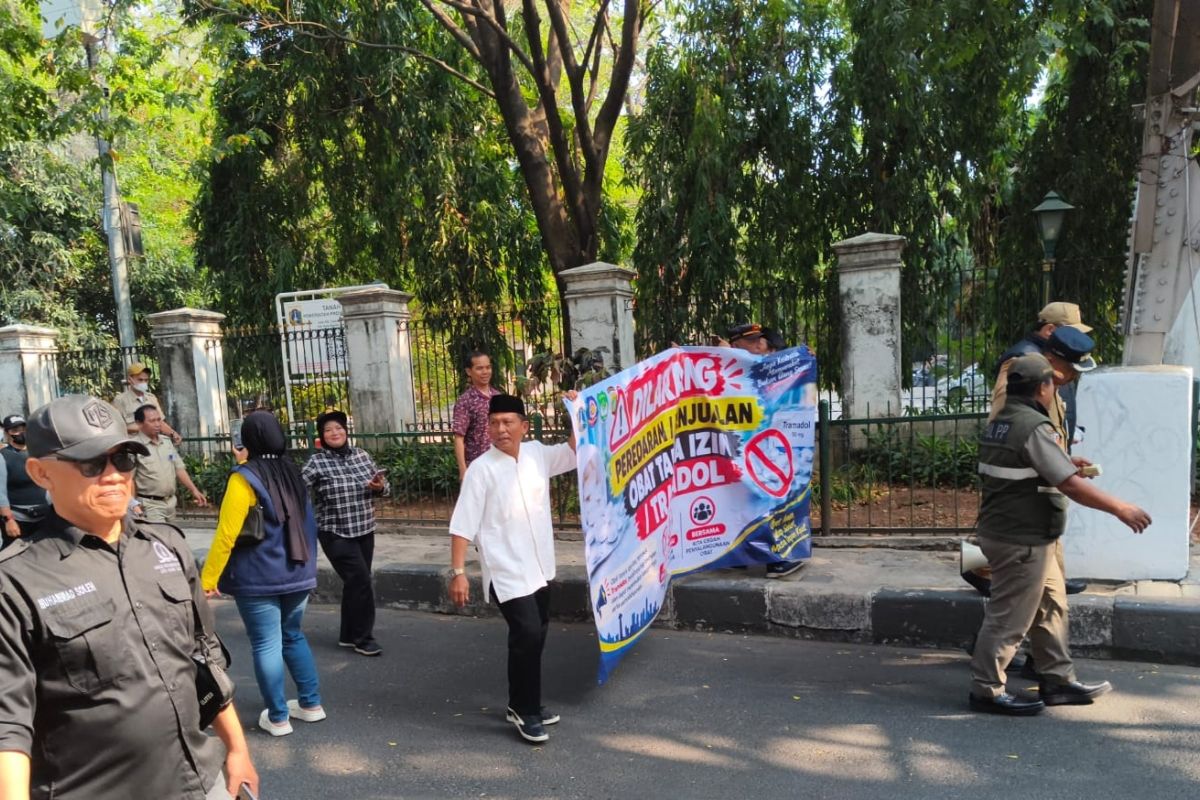 Pemkot Jakbar bongkar lapak penjual obat keras di Palmerah