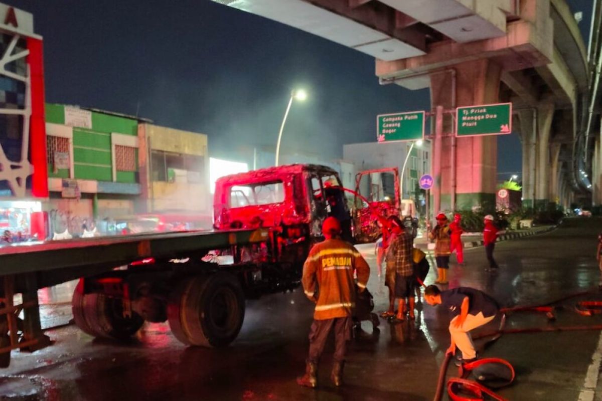 Gulkarmat: Kecelakan truk vs motor di depan Pelabuhan Priok picu kebakaran